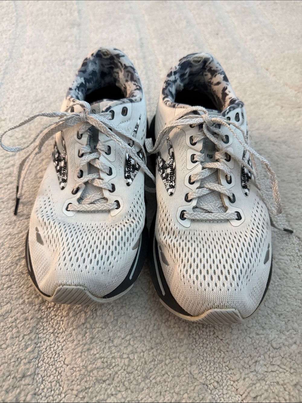 Brooks Ghost Athletic Shoes Size 8